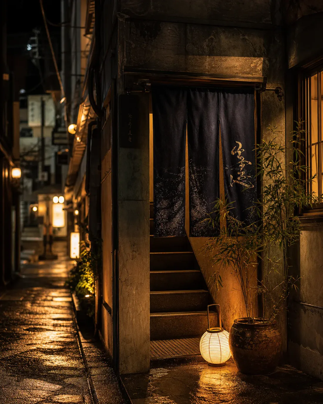 夜の中洲の路地に掛かる暖簾