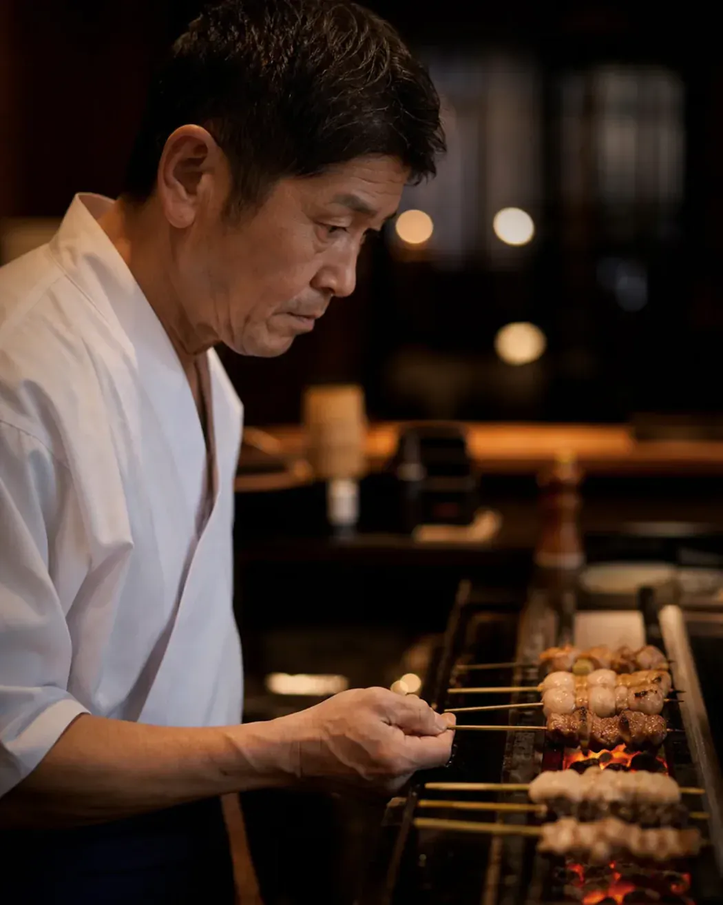 火の前に立つ焼師